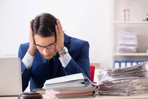 Zajęty człowiek narzekający na swoje obciążenie pracą — Zdjęcie stockowe