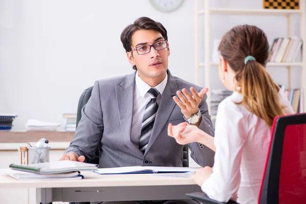 Homme et femme discutant au bureau — Photo