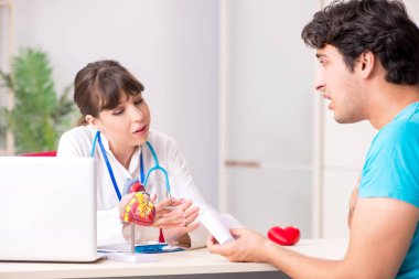 Genç hasta, doktor kardiyoloğu ziyaret ediyor. 