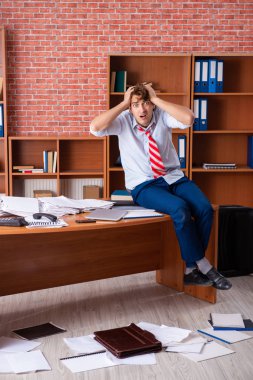 Ofiste oturan mutsuz iş adamı. 