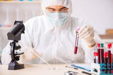 Genç yakışıklı laboratuvar asistanı hastanede kan örnekleri test ediyor. 