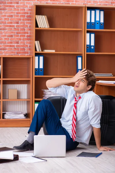 Nieszczęśliwy biznesmen siedzi w biurze — Zdjęcie stockowe