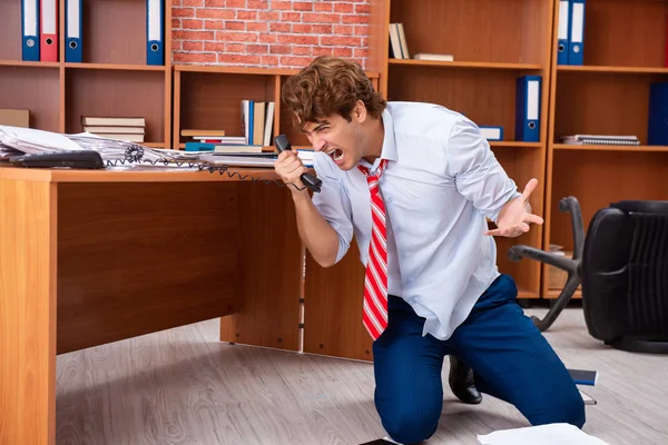 Empresário infeliz sentado no escritório — Fotografia de Stock