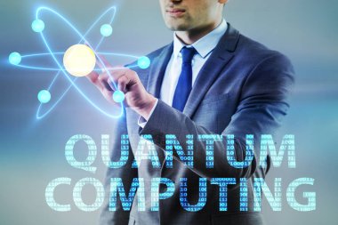 İş adamı kuantum hesaplama kavramında sanal düğmeye basıyor