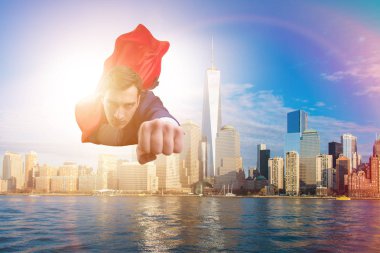 Süper kahraman iş adamı şehrin üzerinde uçuyor.