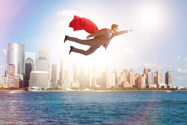 Superhrdina podnikatel létající nad městem — Stock fotografie