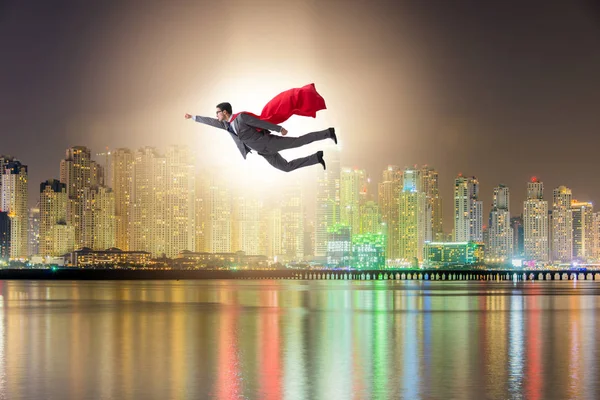 Homme d'affaires super-héros survolant la ville — Photo