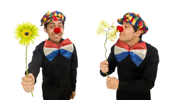 Смешной клоун с цветами, изолированными на белом — стоковое фото