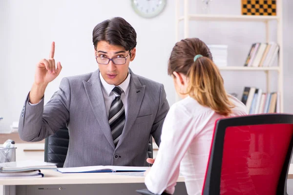 Man en vrouw in gesprek — Stockfoto