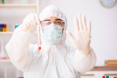 Genç yakışıklı laboratuvar asistanı hastanede kan örnekleri test ediyor. 