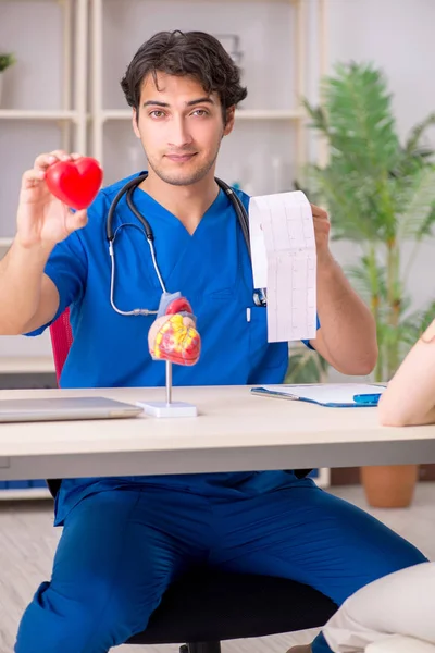 Paciente joven que visita al médico cardiólogo —  Fotos de Stock