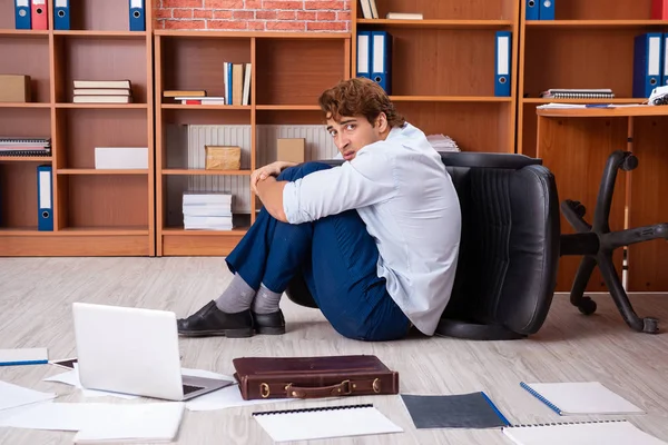 Ofiste oturan mutsuz iş adamı. 