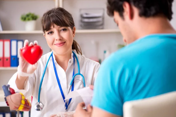 Junge Patientin besucht Kardiologen — Stockfoto