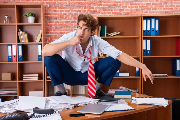 Homme d'affaires malheureux assis dans le bureau — Photo