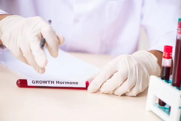 Asistente Laboratorio Joven Guapo Analizando Muestras Sangre Hospital — Foto de Stock