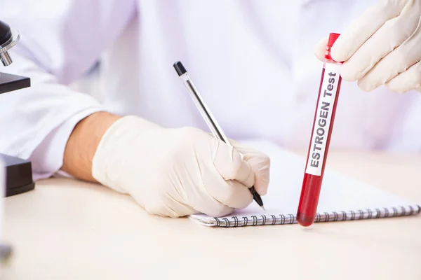 Jovem assistente de laboratório bonito testando amostras de sangue no hospital — Fotografia de Stock