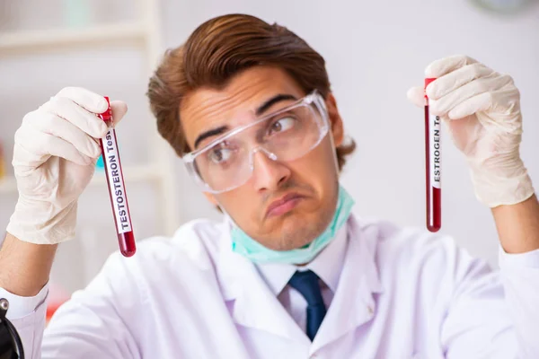 Jovem assistente de laboratório bonito testando amostras de sangue no hospital — Fotografia de Stock