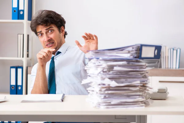 Overloaded busy employee with too much work and paperwork — Stock Photo, Image