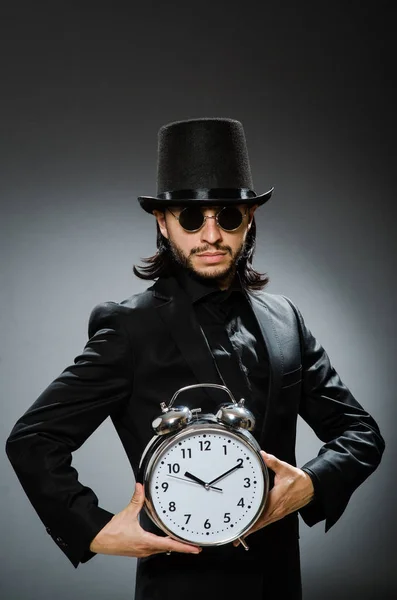 Concepto vintage con hombre con sombrero de copa negro — Foto de Stock