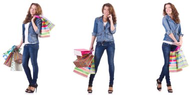 Alışveriş torbaları olan genç bir kadın beyaz bir odada izole edilmiş.