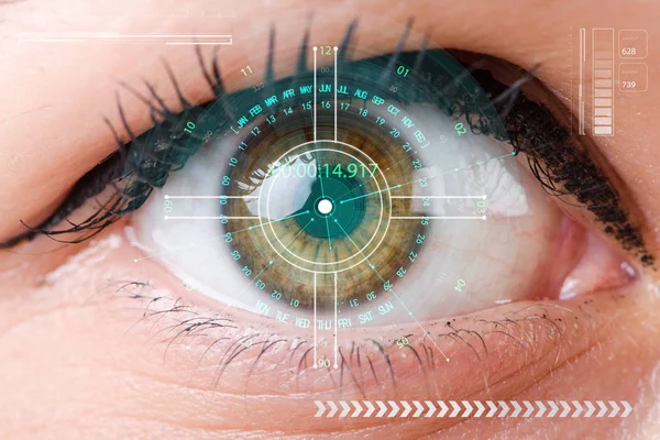 Concepto de sensor implantado en el ojo humano — Foto de Stock