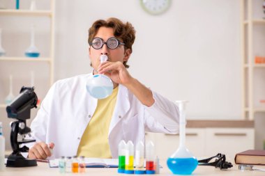 Deneyler ve testler yapan çılgın bir kimyager.