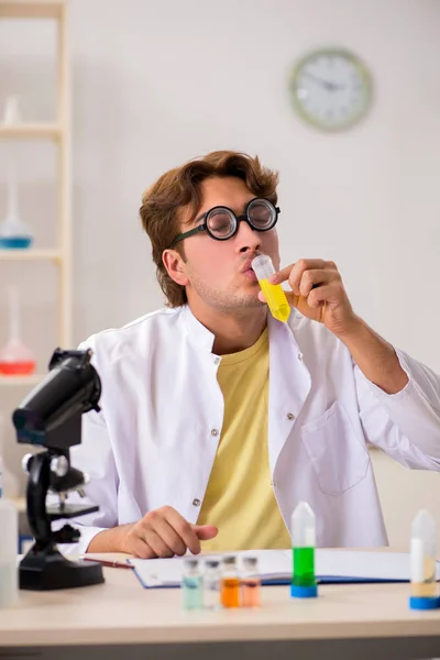 Grappige gekke chemicus doet experimenten en tests — Stockfoto