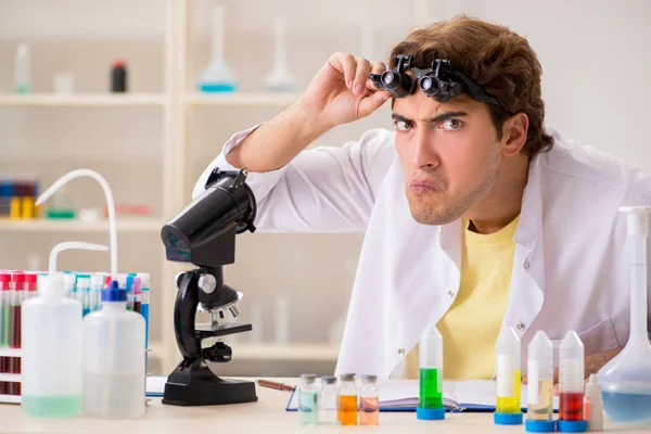 Legrační šílený chemik dělá experimenty a testy — Stock fotografie