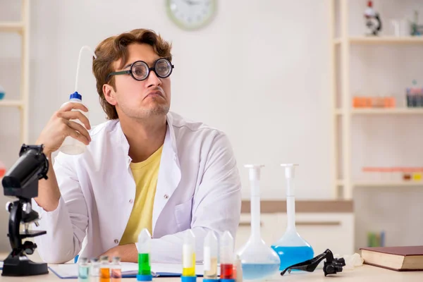 Funny crazy chemist doing experiments and tests — Stock Photo, Image