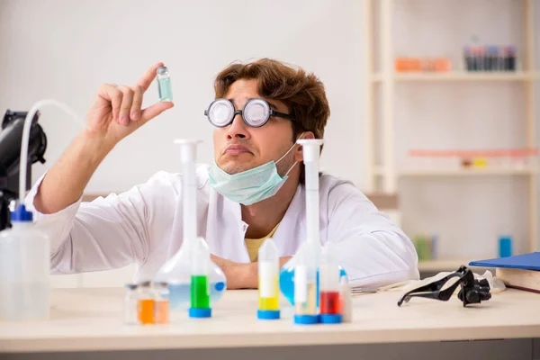 Funny químico loco haciendo experimentos y pruebas —  Fotos de Stock