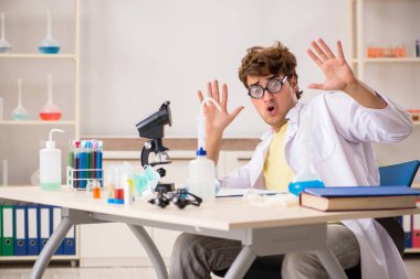 Deneyler ve testler yapan çılgın bir kimyager.