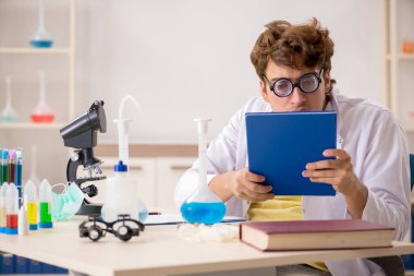 Deneyler ve testler yapan çılgın bir kimyager.