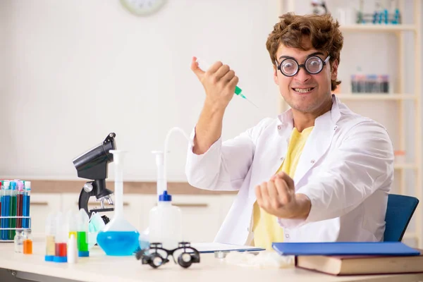 Grappige gekke chemicus doet experimenten en tests — Stockfoto