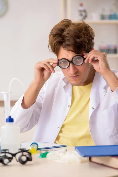 Grappige gekke chemicus doet experimenten en tests — Stockfoto