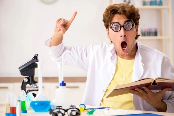 Grappige gekke chemicus doet experimenten en tests — Stockfoto