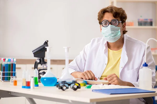 Funny crazy chemist doing experiments and tests — Stock Photo, Image