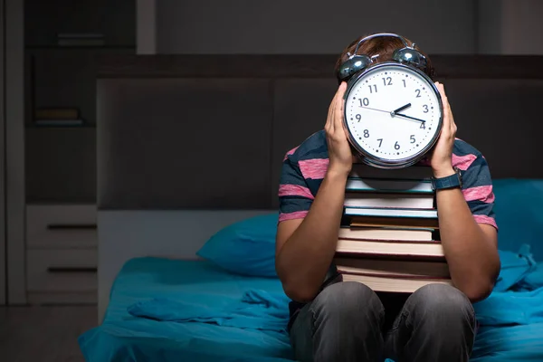 Joven estudiante guapo preparándose para los exámenes por la noche — Foto de Stock