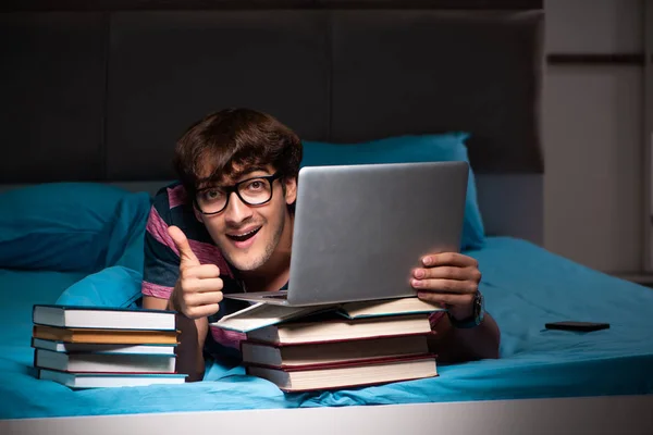 Jovem estudante se preparando para exames à noite em casa — Fotografia de Stock