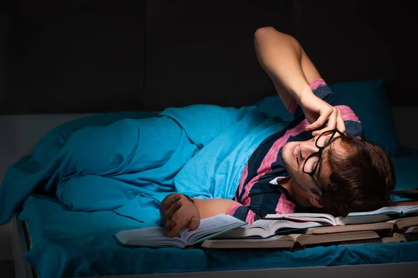 Gece evde sınavlara hazırlanan genç bir öğrenci. — Stok fotoğraf