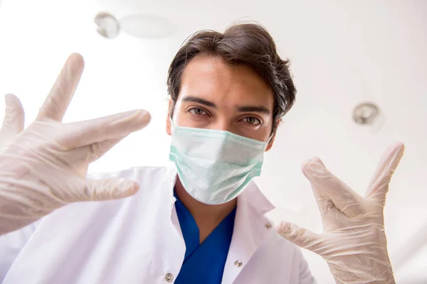 Концепция лечения зубов у стоматологов — стоковое фото