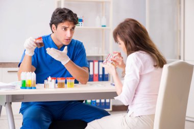 Hasta idrar testi için doktoru ziyaret ediyor.