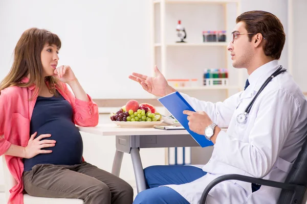 孕妇去看医生讨论健康饮食 — 图库照片