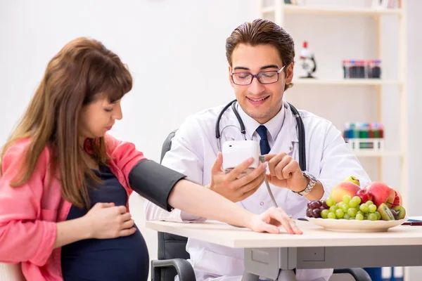 Mulher grávida visitante médico discutindo dieta saudável — Fotografia de Stock