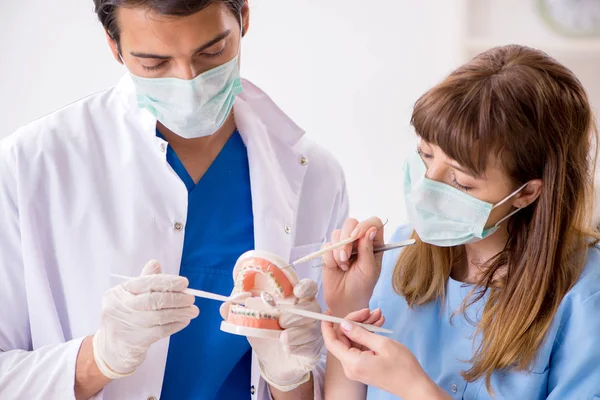 Concepto de tratar los dientes en dentistas —  Fotos de Stock