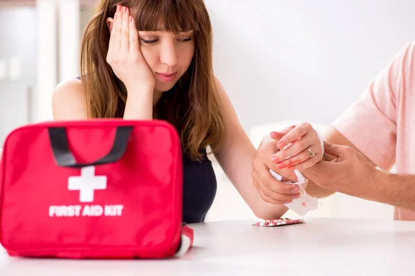 Jeune famille sous traitement avec trousse de premiers soins — Photo