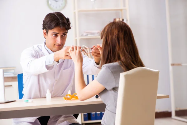 Ung kvinna besöker manlig läkare ögonläkare på sjukhus — Stockfoto