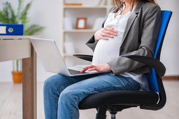 Pregnant woman struggling with pain in office — Stock Photo, Image