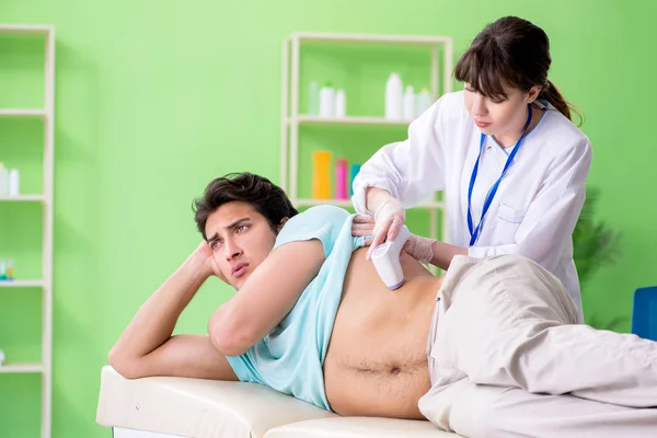 Hombre joven visitando radiólogo para procedimiento de ultrasonido —  Fotos de Stock