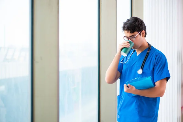 Giovane bel dottore che lavora in ospedale — Foto Stock