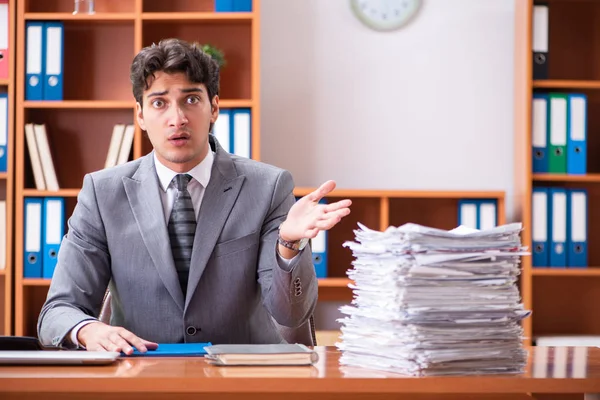 Joven hombre de negocios guapo infeliz con el trabajo excesivo —  Fotos de Stock